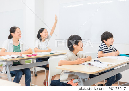 Elementary school and junior high school students studying at cram school, taking classes at school, and taking summer classes (education) 98172647