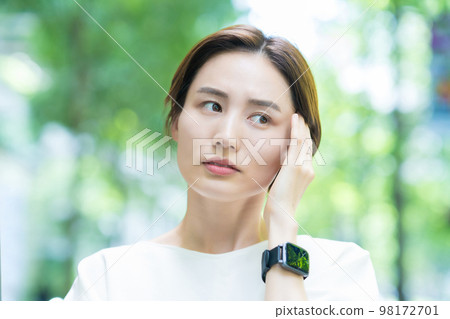 一個患有頭痛的女人 98172701