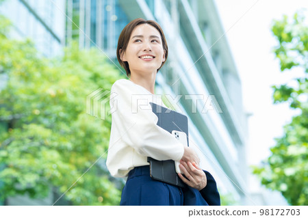 仰望天空的女人（女商人） 98172703