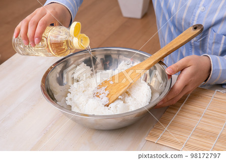 Vinegared rice in the hands of a woman who makes vinegared rice Vinegared rice in the hands of a woman who makes vinegared rice 98172797