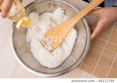 Vinegared rice in the hands of a woman who makes vinegared rice Vinegared rice in the hands of a woman who makes vinegared rice 98172799