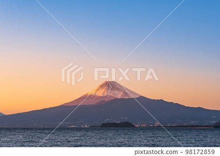 在內浦灣看到黃昏的富士山 98172859