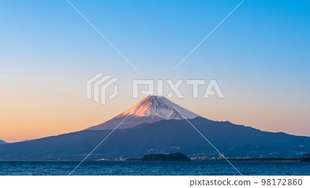 在內浦灣看到黃昏的富士山 98172860