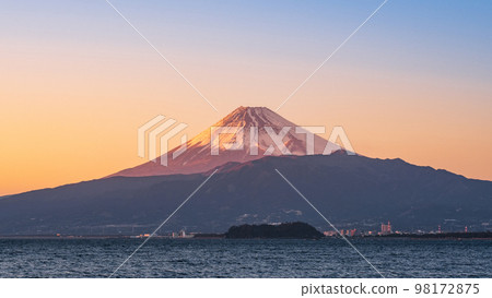 在內浦灣看到黃昏的富士山 在內浦灣看到黃昏的富士山 98172875