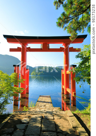 Torii of Peace at Lake Ashinoko Hakone Shrine, Hakone Town, Kanagawa Prefecture 98173238