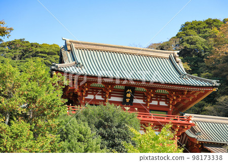 A view of the Tsurugaoka Hachimangu main hall from the precincts 98173338