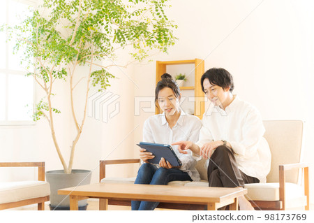 在平板設備上搜索的男性和女性 98173769