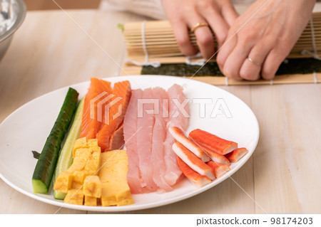Hand-rolled sushi 98174203