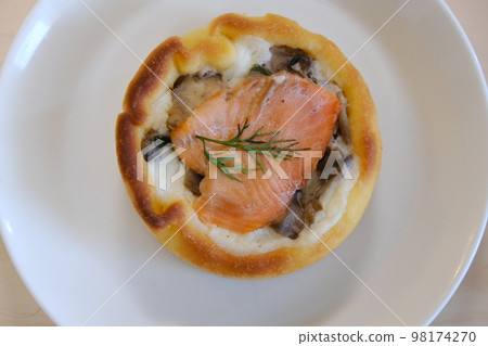 手工製作的餡餅，上面覆蓋著三文魚和蘑菇（從上方拍攝） 98174270