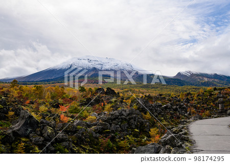 The first snow on Mt. Asama and Mt. Kurofu and the trail of Onioshidashi Park (Gunma Prefecture) 98174295