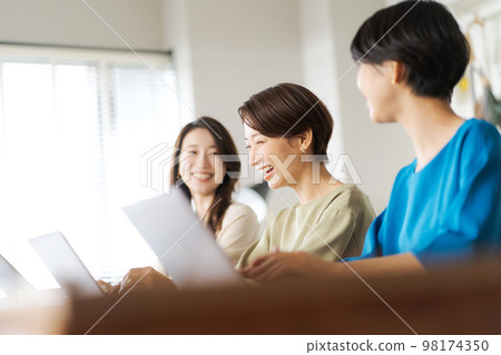 Women working in the office 98174350