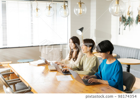 Women working in the office 98174354