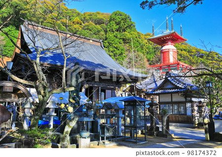 [Tokushima Prefecture] Yugi Pagoda and main hall of Yakuoji Temple in sunny weather (Hiwasa) 98174372