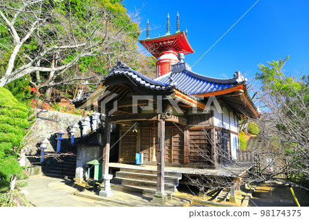 [Tokushima Prefecture] Yugi Pagoda and Yakuzaka (Hiwasa) at Yakuoji Temple in sunny weather 98174375