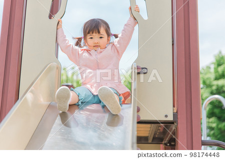 在公園的遊樂場設備和滑梯上玩耍和鍛煉的兒童(女孩、學步兒童、幼兒園兒童) 在公園的遊樂場設備和滑梯上玩耍和鍛煉的兒童(女孩、學步兒童、幼兒園兒童) 98174448