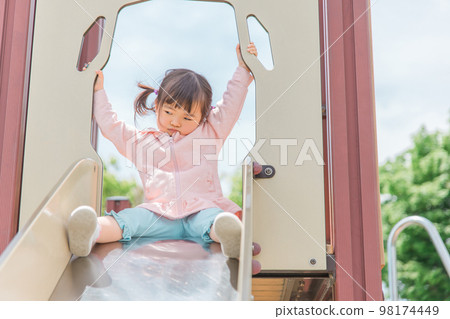 孩子們在公園遊樂設施、滑梯、運動中玩耍（生氣、不愉快的時期、叛逆時期、壓力） 98174449