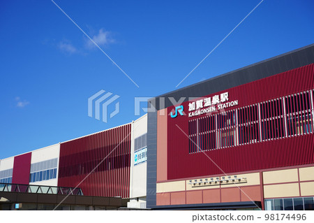 湛藍的天空和北陸新幹線的加賀溫泉站 | 石川縣加賀市 98174496