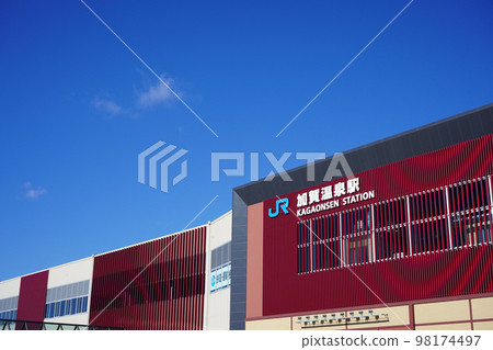 湛藍的天空和北陸新幹線的加賀溫泉站 | 石川縣加賀市 98174497