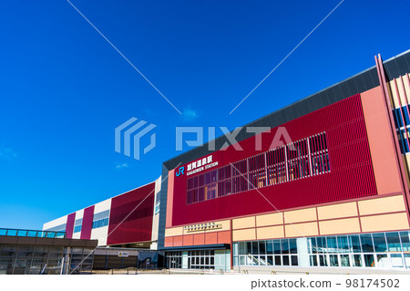 湛藍的天空和北陸新幹線的加賀溫泉站 | 石川縣加賀市 湛藍的天空和北陸新幹線的加賀溫泉站 | 石川縣加賀市 98174502