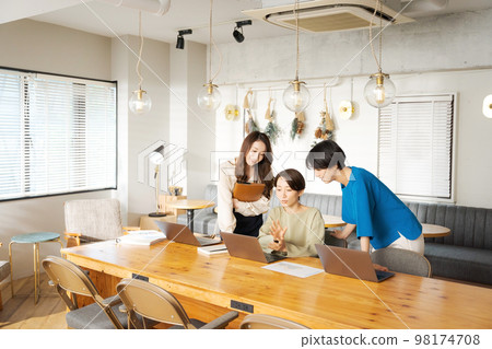 在辦公室工作的婦女 98174708