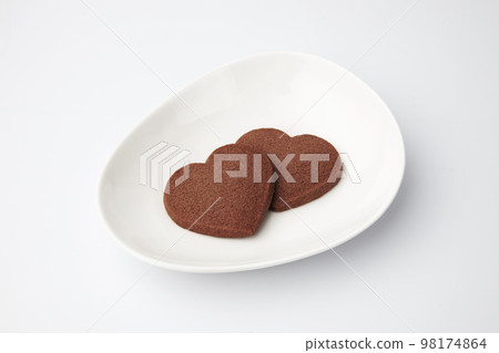 Heart-shaped cookie white background 98174864
