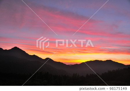 View of Mt. Eboshi from Nachi Plateau (Sunrise) [Nachikatsuura Town, Wakayama Prefecture] 98175149