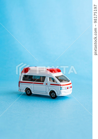 Ambulance image material 98175197