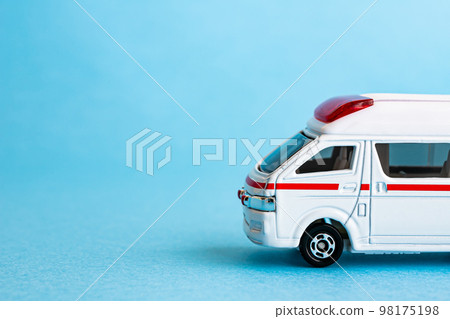 Ambulance image material 98175198