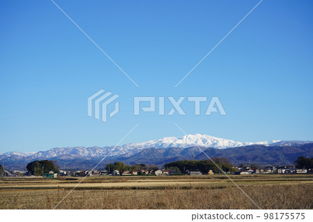 A clear blue sky in winter and a landscape of Mt. Hakusan covered in snow | Taken in January | Kaga City, Ishikawa Prefecture 98175575