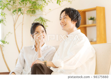 A couple looking happy 98175660