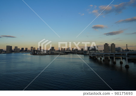 彩虹橋 4 的夜景 98175693