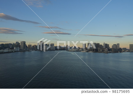 從彩虹橋 2 看沿海地區 從彩虹橋 2 看沿海地區 98175695