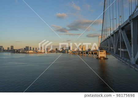 彩虹橋 5 的夜景 彩虹橋 5 的夜景 98175698