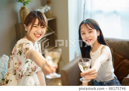 兩個年輕女人敬酒 98175746