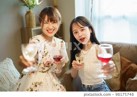 兩個年輕女人敬酒 98175748