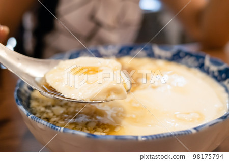 Taiwan snacks of iced tofu pudding 98175794