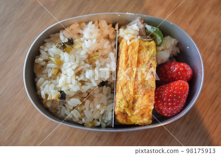 綠葉飯甜荷包便當 綠葉飯甜荷包便當 98175913