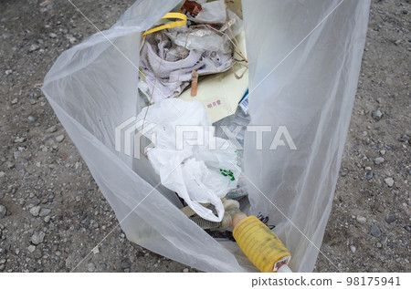 Picking up rubbish Picking up rubbish 98175941