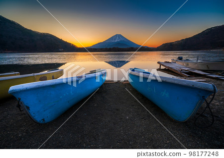 黎明時從精進湖出發的船和富士山 黎明時從精進湖出發的船和富士山 98177248
