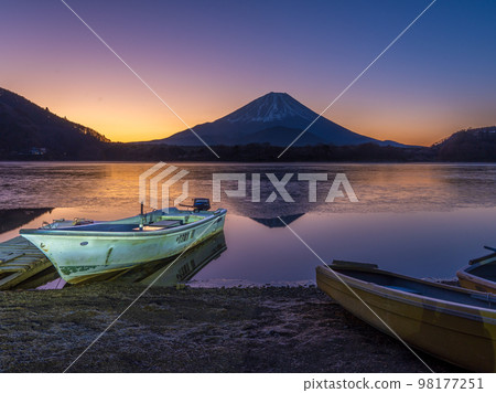 黎明時富士山和精進湖的燈火通明的小船 黎明時富士山和精進湖的燈火通明的小船 98177251