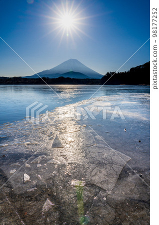 來自結冰的精進湖的太陽和富士山 來自結冰的精進湖的太陽和富士山 98177252