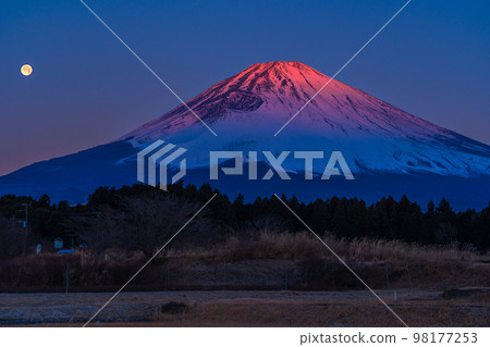 深紅色的富士和黎明時的滿月 深紅色的富士和黎明時的滿月 98177253