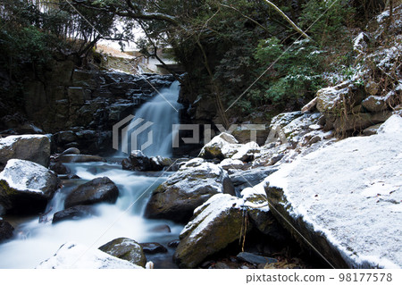 Meotodaki Falls and snow scene in Minamioguni Town, Kumamoto Prefecture 98177578