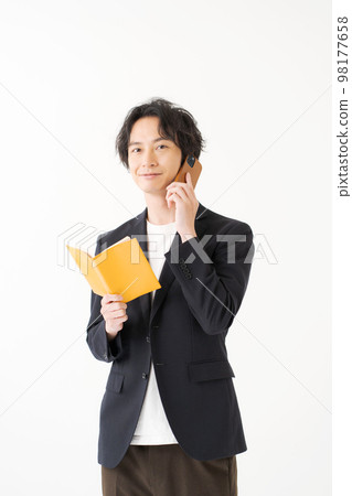一個二十多歲的男人穿著夾克 一個二十多歲的男人穿著夾克 98177658