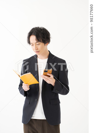 一個二十多歲的男人穿著夾克 一個二十多歲的男人穿著夾克 98177660