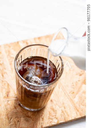 牛奶漩渦冰咖啡1 98177705