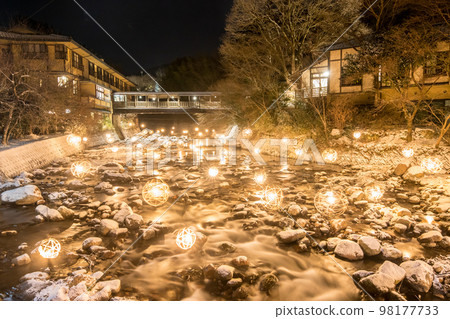Yukakari of Kurokawa Onsen in Minamioguni Town, Kumamoto Prefecture [Winter in January] 98177733