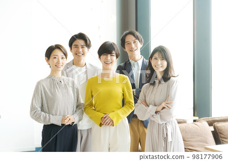 五男一女在辦公室排隊 五男一女在辦公室排隊 98177906