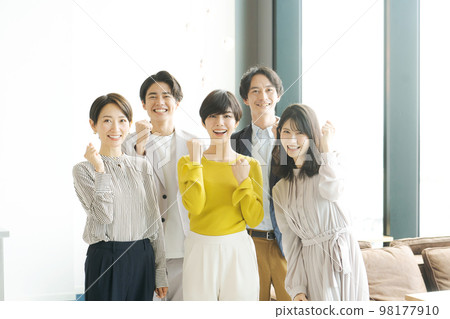 Five men and women lined up in the office 98177910