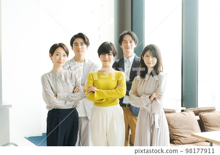 五男一女在辦公室排隊 98177911